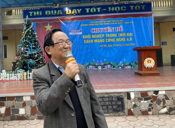 Giáo sư Nguyễn Lân Dũng trong buổi trò chuyện cùng học sinh Trường Trung học phổ thông Cao Bá Quát (Ảnh: Phạm Minh) Giáo sư Nguyễn Lân Dũng trong buổi trò chuyện cùng học sinh Trường Trung học phổ thông Cao Bá Quát (Ảnh: Phạm Minh)