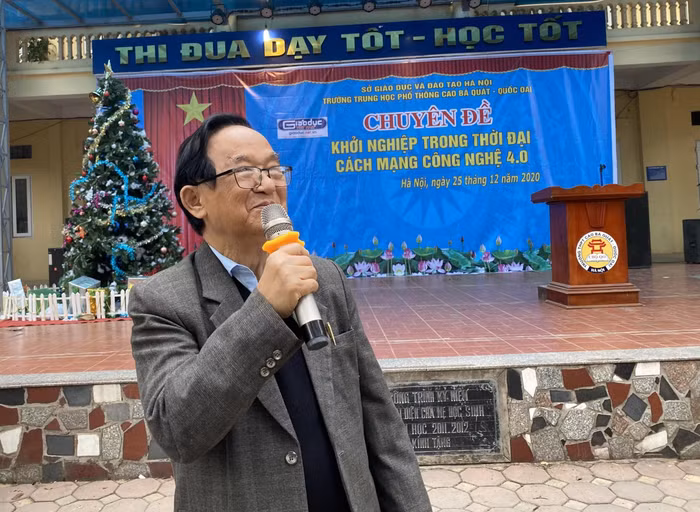 Giáo sư Nguyễn Lân Dũng trong buổi trò chuyện cùng học sinh Trường Trung học phổ thông Cao Bá Quát (Ảnh: Phạm Minh) Giáo sư Nguyễn Lân Dũng trong buổi trò chuyện cùng học sinh Trường Trung học phổ thông Cao Bá Quát (Ảnh: Phạm Minh)