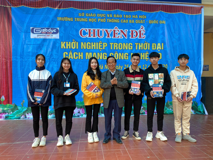 Giáo sư Nguyễn Lân Dũng chụp ảnh kỷ niệm cùng học sinh Trường Trung học phổ thông Cao Bá Quát (Ảnh: Phạm Minh) Giáo sư Nguyễn Lân Dũng chụp ảnh kỷ niệm cùng học sinh Trường Trung học phổ thông Cao Bá Quát (Ảnh: Phạm Minh)