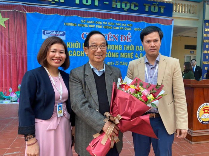 Ban giám hiệu Trường Trung học phổ thông Cao Bá Quát tặng hoa và gửi lời cảm ơn đến Giáo sư Nguyễn Lân Dũng (Ảnh: Phạm Minh) Ban giám hiệu Trường Trung học phổ thông Cao Bá Quát tặng hoa và gửi lời cảm ơn đến Giáo sư Nguyễn Lân Dũng (Ảnh: Phạm Minh)