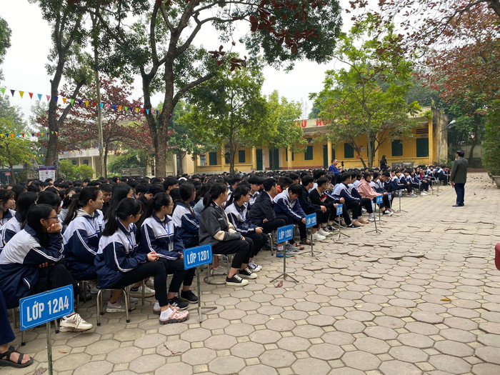 Gần 1000 học sinh Trường Trung học phổ thông Cao Bá Quát say sưa lắng nghe những câu chuyện "truyền lửa" của Giáo sư Nguyễn Lân Dũng (Ảnh: Phạm Minh) Gần 1000 học sinh Trường Trung học phổ thông Cao Bá Quát say sưa lắng nghe những câu chuyện "truyền lửa" của Giáo sư Nguyễn Lân Dũng (Ảnh: Phạm Minh)