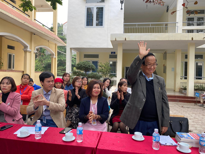 Giáo sư Nguyễn Lân Dũng vẫy tay chào các em học sinh (Ảnh: Phạm Minh) Giáo sư Nguyễn Lân Dũng vẫy tay chào các em học sinh (Ảnh: Phạm Minh)