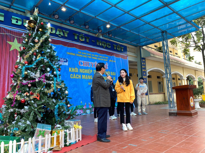 Học sinh giao lưu chia sẻ cùng Giáo sư Nguyễn Lân Dũng (Ảnh: Phạm Minh) Học sinh giao lưu chia sẻ cùng Giáo sư Nguyễn Lân Dũng (Ảnh: Phạm Minh)