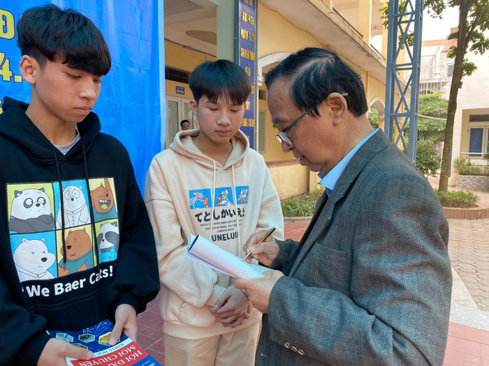 Giáo sư Nguyễn Lân Dũng ký tặng sách cho các em học sinh (Ảnh: Phạm Minh) Giáo sư Nguyễn Lân Dũng ký tặng sách cho các em học sinh (Ảnh: Phạm Minh)