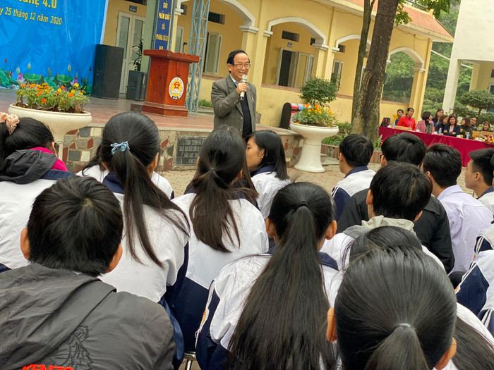 Giáo sư Nguyễn Lân Dũng chia sẻ: Các em học sinh cần phải học tập để trở thành người tự do, tự quyết định tương lai cuộc đời mình (Ảnh: Phạm Minh) Giáo sư Nguyễn Lân Dũng chia sẻ: Các em học sinh cần phải học tập để trở thành người tự do, tự quyết định tương lai cuộc đời mình (Ảnh: Phạm Minh)