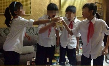 Học sinh cấp 2 còn đeo nguyên khăn đỏ, rót bia chúc tụng nhau như người lớn (Ảnh: Internet)