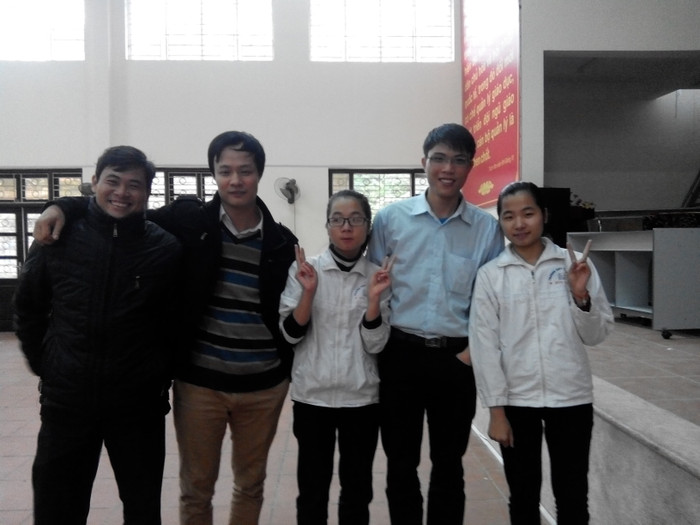 Nhóm thực hiện chương trình hướng nghiệp miễn phí cho các học sinh khối 12 trường THPT Yên Phong I- Bắc Ninh. Nhóm thực hiện chương trình hướng nghiệp miễn phí cho các học sinh khối 12 trường THPT Yên Phong I- Bắc Ninh.