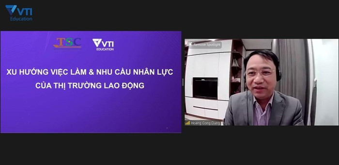 Tiến sĩ Hoàng Công Dụng cũng chỉ ra xu hướng dịch chuyển cơ cấu các nhóm ngành nghề Công nghệ thông tin cho các bạn học sinh. Tiến sĩ Hoàng Công Dụng cũng chỉ ra xu hướng dịch chuyển cơ cấu các nhóm ngành nghề Công nghệ thông tin cho các bạn học sinh.