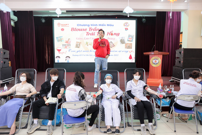 Hiến máu cứu người là một nghĩa cử cao đẹp, đặc biệt hiện nay, khi lượng máu dự trữ đang khan hiếm và nhiều bệnh nhân đang rất cần máu. (Ảnh: NTCC) Hiến máu cứu người là một nghĩa cử cao đẹp, đặc biệt hiện nay, khi lượng máu dự trữ đang khan hiếm và nhiều bệnh nhân đang rất cần máu. (Ảnh: NTCC)