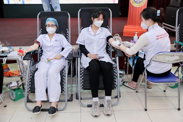 Nhiều cán bộ, giảng viên, sinh viên của trường tham gia chương trình “Blouse trắng - Trái tim hồng”. (Ảnh: NTCC) Nhiều cán bộ, giảng viên, sinh viên của trường tham gia chương trình “Blouse trắng - Trái tim hồng”. (Ảnh: NTCC)