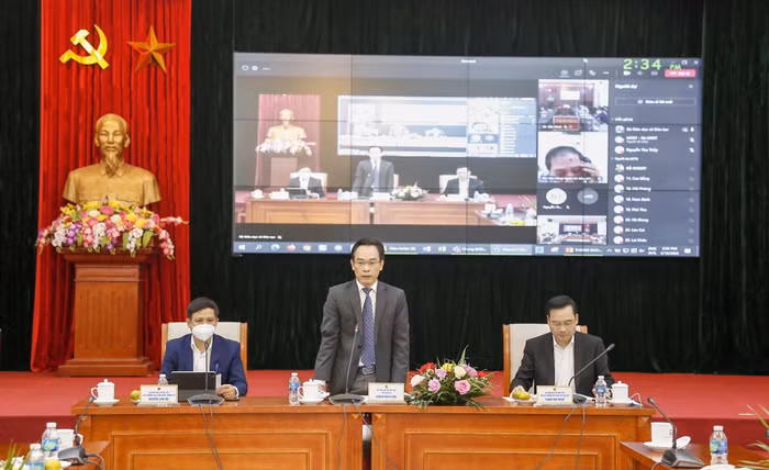 Thứ trưởng Bộ Giáo dục và Đào tạo Hoàng Minh Sơn chủ trì Hội nghị. (Ảnh: Hoài Ân) Thứ trưởng Bộ Giáo dục và Đào tạo Hoàng Minh Sơn chủ trì Hội nghị. (Ảnh: Hoài Ân)