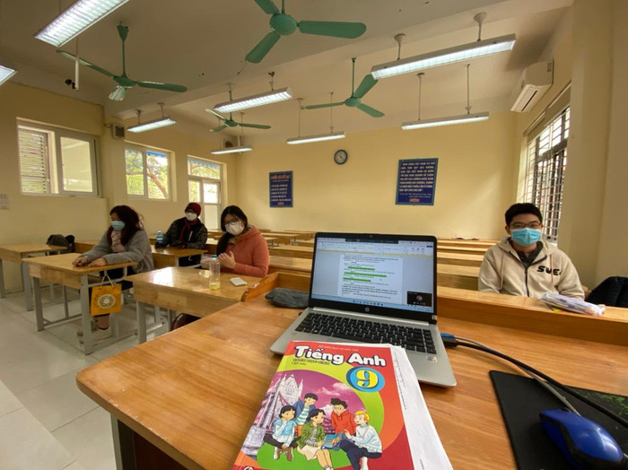 Trước khi mắc Covid-19, cô Hằng dạy học trực tiếp, có những ngày lớp chỉ có 4 học sinh, các học sinh còn lại đều phải học trực tuyến. (Ảnh: NVCC)