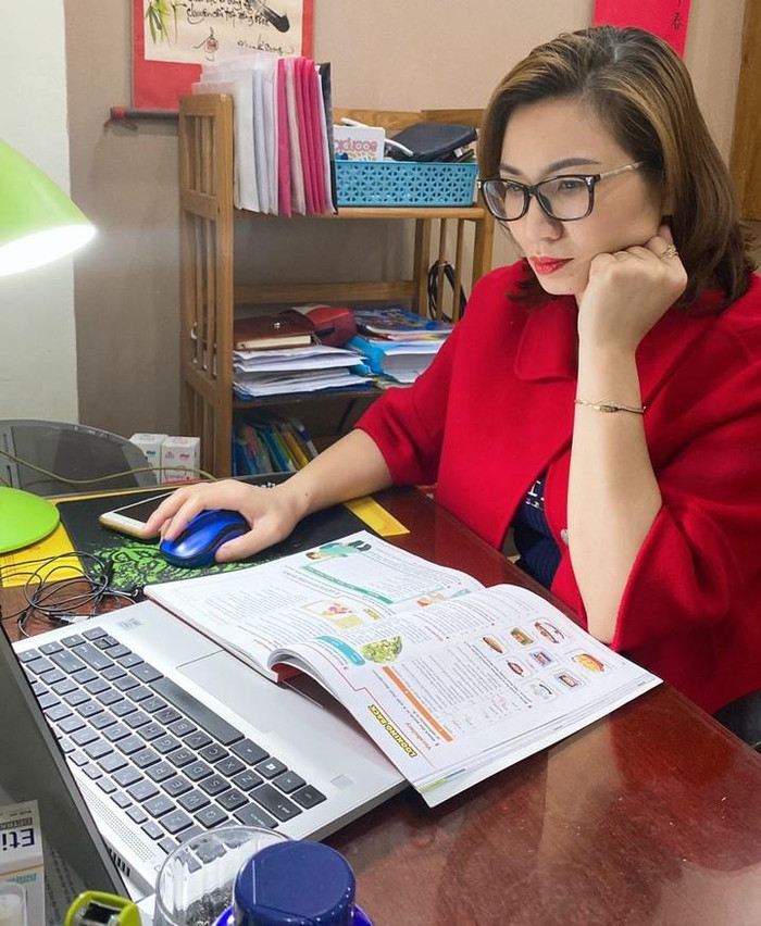 Cô Nguyễn Thu Hằng quyết tâm không để lỡ một tiết học nào của học sinh. (Ảnh: NVCC)