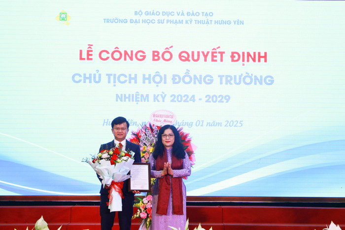 Thứ trưởng Bộ Giáo dục và Đào tạo tặng hoa và chụp ảnh lưu niệm với Chủ tịch Hội đồng trường Trường Đại học sư phạm Kỹ thuật Hưng Yên. (Ảnh: Mạnh Đoàn) hoi-dong-truong-dai-hoc-su-pham-ky-thuat-hung-yen (5).jpg