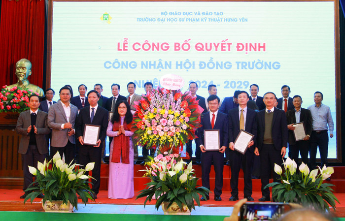Lãnh đạo Bộ Giáo dục và Đào tạo trao Quyết định và tặng lẵng hoa tới Hội đồng trường Trường Đại học Sư phạm Kỹ thuật Hưng Yên. (Ảnh: Mạnh Đoàn) hoi-dong-truong-dai-hoc-su-pham-ky-thuat-hung-yen (4).jpg