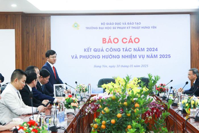 Chủ tịch Hội đồng nhà trường PGS.TS Chu Văn Tuấn chủ trì buổi làm việc lãnh đạo các Vụ, lãnh đạo địa phương. hoi-dong-truong-dai-hoc-su-pham-ky-thuat-hung-yen (9).jpg