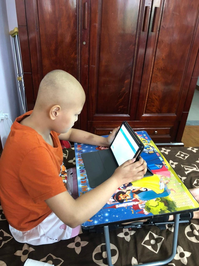 Dù sức khỏe không tốt nhưng Yến Nhi vẫn đều đặn học online. (Ảnh: T.C) Dù sức khỏe không tốt nhưng Yến Nhi vẫn đều đặn học online. (Ảnh: T.C)