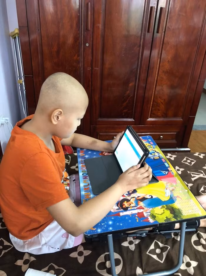 Dù sức khỏe không tốt nhưng Yến Nhi vẫn đều đặn học online. (Ảnh: T.C)