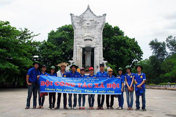 Dưới chân Đài tưởng niệm Thành cổ Quảng Trị - Ảnh: Sơn Trương Dưới chân Đài tưởng niệm Thành cổ Quảng Trị - Ảnh: Sơn Trương