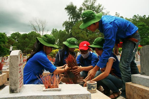 Các thành viên trong đội sửa sang, quét dọn các phần mộ liệt sĩ - Ảnh: Sơn Trương Các thành viên trong đội sửa sang, quét dọn các phần mộ liệt sĩ - Ảnh: Sơn Trương