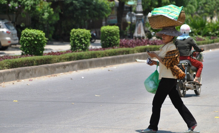Hình ảnh những người bán cơm gà với chiếc khăn vuông lót trên đầu, đội những thúng cơm nặng hàng chục cân đã quá quen thuộc đến nỗi người Quảng Bình đã đặt tên, gọi họ là “những người đội thúng” hay gọi thôn Lạc Sơn là “làng đội thúng”. Hình ảnh những người bán cơm gà với chiếc khăn vuông lót trên đầu, đội những thúng cơm nặng hàng chục cân đã quá quen thuộc đến nỗi người Quảng Bình đã đặt tên, gọi họ là “những người đội thúng” hay gọi thôn Lạc Sơn là “làng đội thúng”.