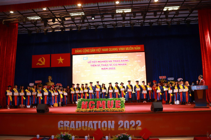 Thầy Hiệu trưởng cũng gửi lời cảm ơn đến tất cả các bạn học viên, sinh viên, gửi tình cảm mến yêu, sự trân quý tới các bậc phụ huynh đã đồng hành cùng trường suốt thời gian qua để đào tạo, phát triển. Thầy Hiệu trưởng cũng gửi lời cảm ơn đến tất cả các bạn học viên, sinh viên, gửi tình cảm mến yêu, sự trân quý tới các bậc phụ huynh đã đồng hành cùng trường suốt thời gian qua để đào tạo, phát triển.