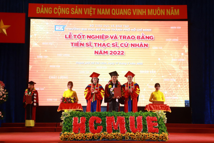 Giáo sư Huỳnh Văn Sơn nhắn gửi các nhà giáo tương lai hãy trở thành những ngôi sao trong lĩnh vực của mình dẫu là lặng thầm hay nở muộn. Giáo sư Huỳnh Văn Sơn nhắn gửi các nhà giáo tương lai hãy trở thành những ngôi sao trong lĩnh vực của mình dẫu là lặng thầm hay nở muộn.