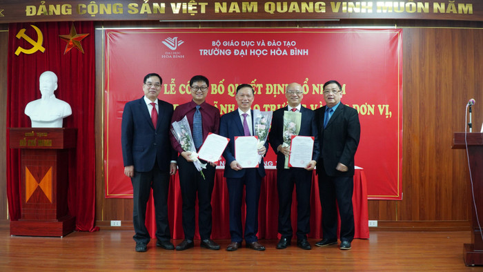 Lãnh đạo nhà trường gửi lời chúc mừng đến đến các lãnh đạo, cán bộ được bổ nhiệm chức vụ. (Ảnh: NTCC) Lãnh đạo nhà trường gửi lời chúc mừng đến đến các lãnh đạo, cán bộ được bổ nhiệm chức vụ. (Ảnh: NTCC)