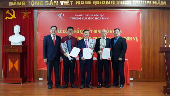 Lãnh đạo nhà trường gửi lời chúc mừng đến đến các lãnh đạo, cán bộ được bổ nhiệm chức vụ. (Ảnh: NTCC) Lãnh đạo nhà trường gửi lời chúc mừng đến đến các lãnh đạo, cán bộ được bổ nhiệm chức vụ. (Ảnh: NTCC)