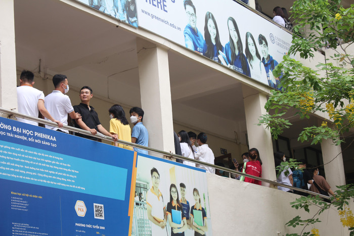 Thí sinh lên phòng thi chuẩn bị làm thủ tục dự thi và nghe phổ biến quy chế thi. (Ảnh: Phạm Minh)