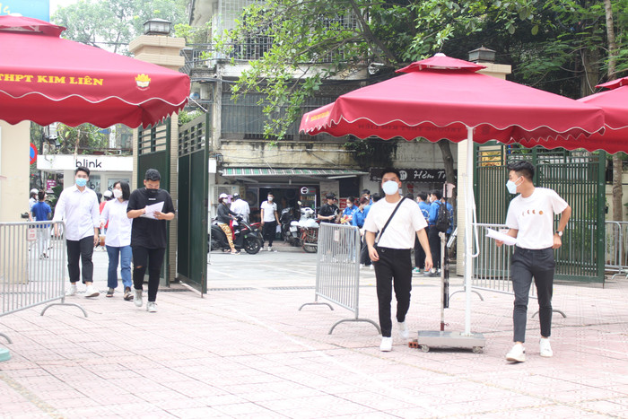 Từ 13 giờ ngày, tại điểm thi Trường Trung học phổ thông Kim Liên, các thí sinh đã bắt đầu có mặt để tìm phòng thi và làm thủ tục dự thi. (Ảnh: Phạm Minh)