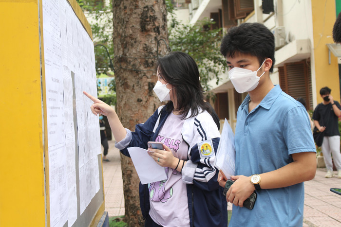 Thí sinh có mặt từ sớm để chuẩn bị làm thủ tục dự thi tốt nghiệp trung học phổ thông 2022. (Ảnh: Phạm Minh)