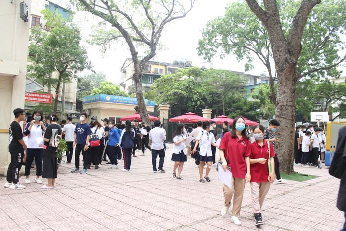 Trước giờ làm thủ tục dự thi tại điểm thi Trường Trung học phổ thông Kim Liên, Hà Nội. (Ảnh: Phạm Minh)