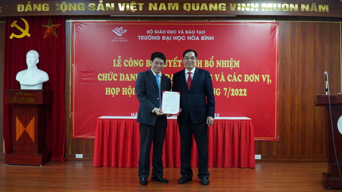 Tiến sĩ Nguyễn Văn Ngữ - Chủ tịch Hội đồng trường trao quyết định bổ nhiệm cho Phó Giáo sư, Tiến sĩ Đào Văn Đông. (Ảnh: NTCC) Tiến sĩ Nguyễn Văn Ngữ - Chủ tịch Hội đồng trường trao quyết định bổ nhiệm cho Phó Giáo sư, Tiến sĩ Đào Văn Đông. (Ảnh: NTCC)