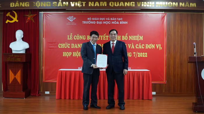 Tiến sĩ Nguyễn Văn Ngữ - Chủ tịch Hội đồng trường trao quyết định bổ nhiệm cho Phó Giáo sư, Tiến sĩ Đào Văn Đông. (Ảnh: NTCC) Tiến sĩ Nguyễn Văn Ngữ - Chủ tịch Hội đồng trường trao quyết định bổ nhiệm cho Phó Giáo sư, Tiến sĩ Đào Văn Đông. (Ảnh: NTCC)