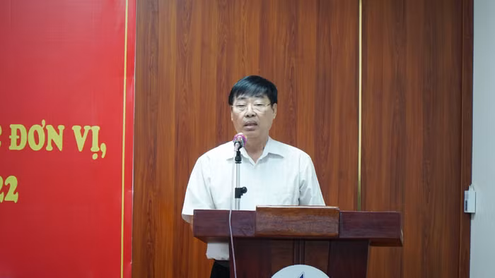 Tiến sĩ Đào Hải – Phó Hiệu trưởng Nhà trường công bố quyết định bổ nhiệm. (Ảnh: NTCC)