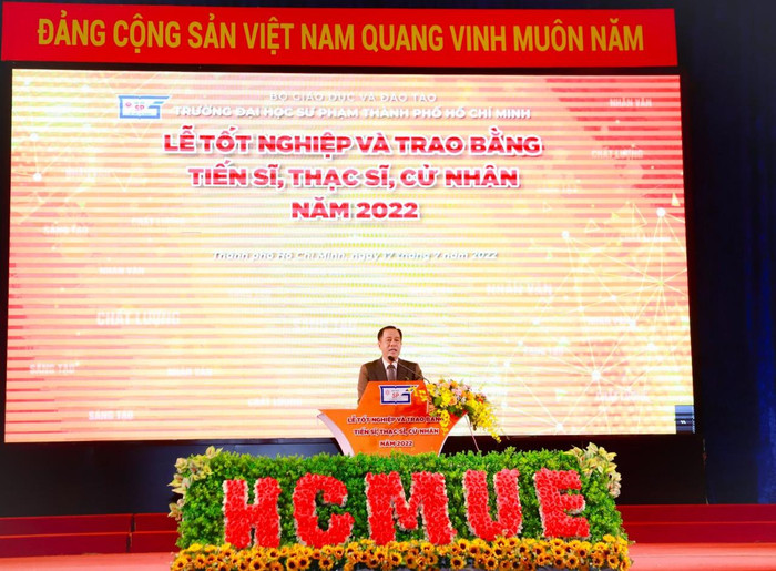 Giáo sư, Tiến sĩ Huỳnh Văn Sơn nhắn gửi tới các tân cử nhân, thạc sĩ, tiến sĩ sống tử tế, làm nghề chuyên nghiệp và sáng tạo. Giáo sư, Tiến sĩ Huỳnh Văn Sơn nhắn gửi tới các tân cử nhân, thạc sĩ, tiến sĩ sống tử tế, làm nghề chuyên nghiệp và sáng tạo.