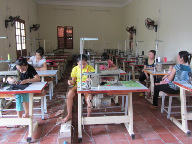Ông còn đi liên hệ để xin thêm một số máy may và mở một xưởng may nhỏ ở trung tâm để các em tiện học nghề và nhận hàng về làm tại trung tâm Ông còn đi liên hệ để xin thêm một số máy may và mở một xưởng may nhỏ ở trung tâm để các em tiện học nghề và nhận hàng về làm tại trung tâm