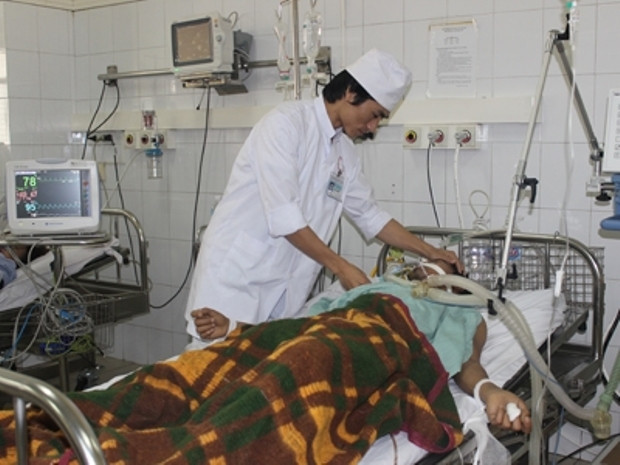 Một người bị ngộ độc Rượu nếp 29 Hà Nội đang được cấp cứu tại bệnh viện. Một người bị ngộ độc Rượu nếp 29 Hà Nội đang được cấp cứu tại bệnh viện.