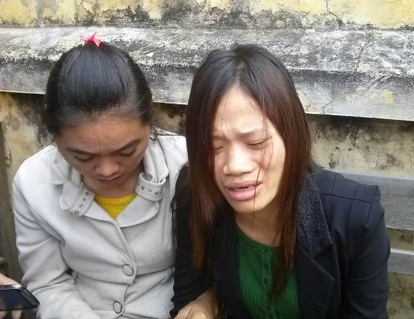 Vợ nạn nhân (áo đen) đau đớn kể lại sự việc với phóng viên.