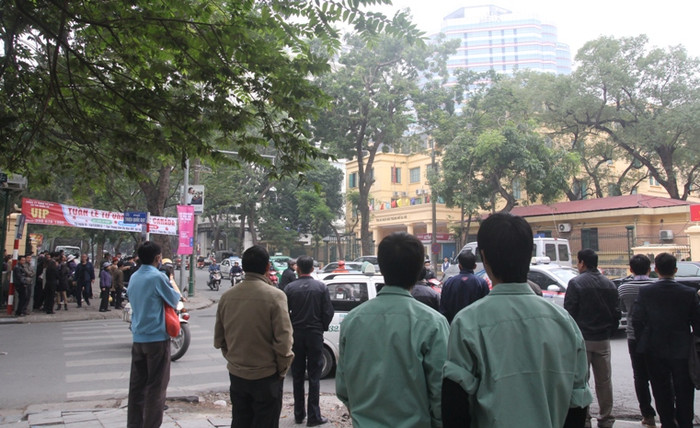 Khá đông người dân tập trung bên ngoài, phía đối diện tòa án để nghe ngóng thông tin từ buổi xét xử vụ đại án. Khá đông người dân tập trung bên ngoài, phía đối diện tòa án để nghe ngóng thông tin từ buổi xét xử vụ đại án.