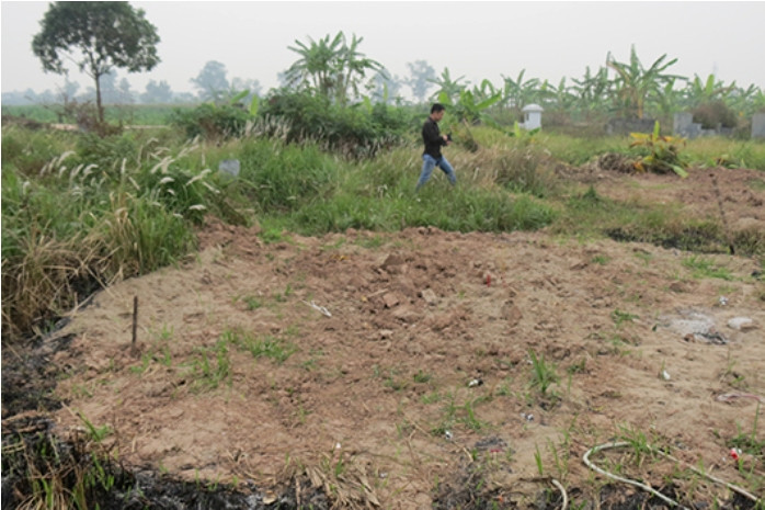 Khoảng đất trống mà "nhà ngoại cảm" tên Gấm, ở Quảng Ninh "phán" là nơi chôn thi thể chị Huyền. Nhưng khi lực lượng chức năng đào lên thì không có gì. Khoảng đất trống mà "nhà ngoại cảm" tên Gấm, ở Quảng Ninh "phán" là nơi chôn thi thể chị Huyền. Nhưng khi lực lượng chức năng đào lên thì không có gì.