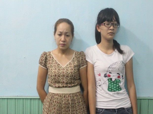 Lê Thị Đông Phương và Nguyễn Lê Thiên Lý tại cơ quan điều tra. (Ảnh: Người Lao động).