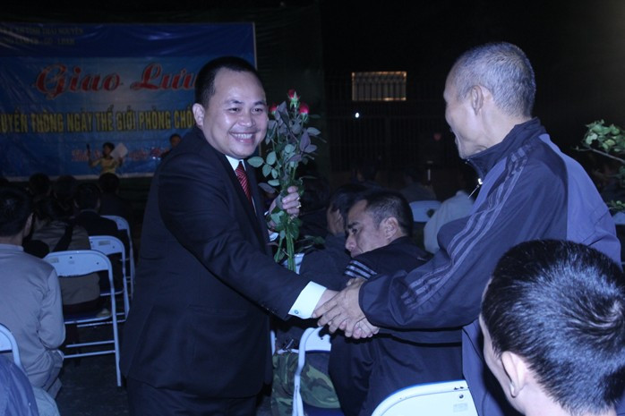 Anh đang trong cuộc hành trình tìm tới những trại cai nghiện trong cả nước để chia sẻ, nắm tay những "con nghiện" trở về trên những nẻo đường tươi sáng. Anh đang trong cuộc hành trình tìm tới những trại cai nghiện trong cả nước để chia sẻ, nắm tay những "con nghiện" trở về trên những nẻo đường tươi sáng.