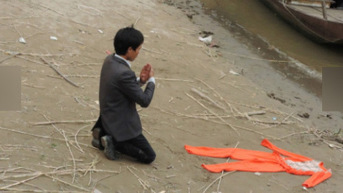 "Nhà ngoại cảm" tên Hùng "phán" 15h00 chiều ngày 29/10 xác sẽ nổi. (Ảnh: VTCNews) "Nhà ngoại cảm" tên Hùng "phán" 15h00 chiều ngày 29/10 xác sẽ nổi. (Ảnh: VTCNews)