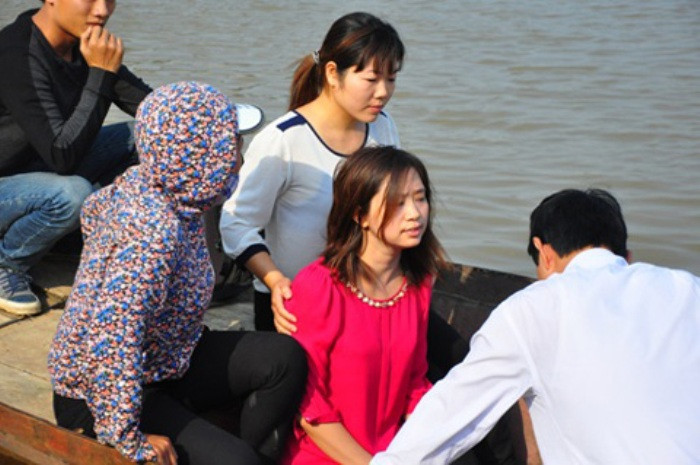 Một "nhà ngoại cảm" còn rất trẻ cũng tham gia "tiên đoán" vị trí có thi thể chị Huyền? Một "nhà ngoại cảm" còn rất trẻ cũng tham gia "tiên đoán" vị trí có thi thể chị Huyền?