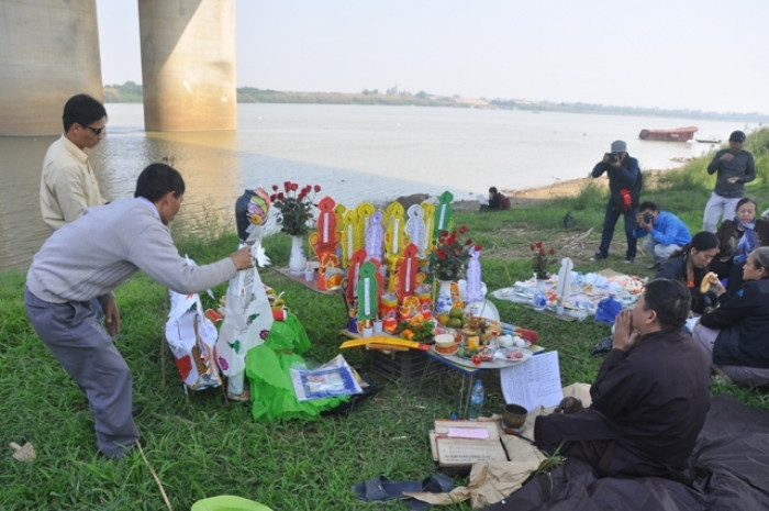 Ngày 4/12, vợ chồng ông Hoàng Xuân Trịnh và bà Nguyễn Bích Vân (Hoàn Kiếm, Hà Nội) tự xưng là nhà ngoại cảm có mặt tại lễ cầu siêu của chị Huyền. Ngày 4/12, vợ chồng ông Hoàng Xuân Trịnh và bà Nguyễn Bích Vân (Hoàn Kiếm, Hà Nội) tự xưng là nhà ngoại cảm có mặt tại lễ cầu siêu của chị Huyền.