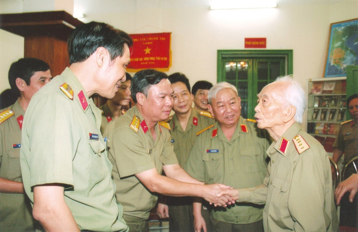 Đại tướng Võ Nguyên Giáp thăm Nhà xuất bản Quân đội nhân dân ngày 13/5/2006 (Ảnh: Phạm Văn Dũng). Đại tướng Võ Nguyên Giáp thăm Nhà xuất bản Quân đội nhân dân ngày 13/5/2006 (Ảnh: Phạm Văn Dũng).