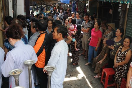 Sáng nay, rất đông người dân đến nhà bà Hòa để theo dõi vụ việc Sáng nay, rất đông người dân đến nhà bà Hòa để theo dõi vụ việc