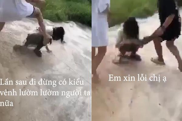 Theo như nội dung clip, các nữ sinh tham gia đánh hội đồng đã đe dọa nạn nhân "Lần sau đừng có kiểu vênh lườm lườm người ta nữa". (Hình ảnh cắt từ clip)